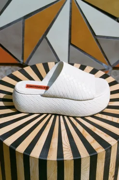 Woven Cloudy Platform in Macadamia